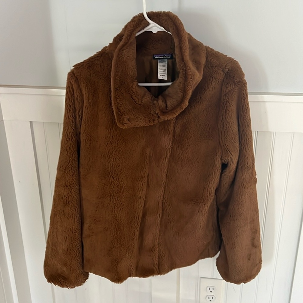 Like new, womens large Patagonia jacket very warm and trendy.